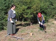 もくロックの森で植樹をする様子