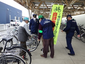 自転車防犯診断の様子