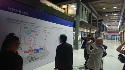 県内関係者が現地の企業を視察する様子