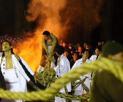 松例祭の大松明行事